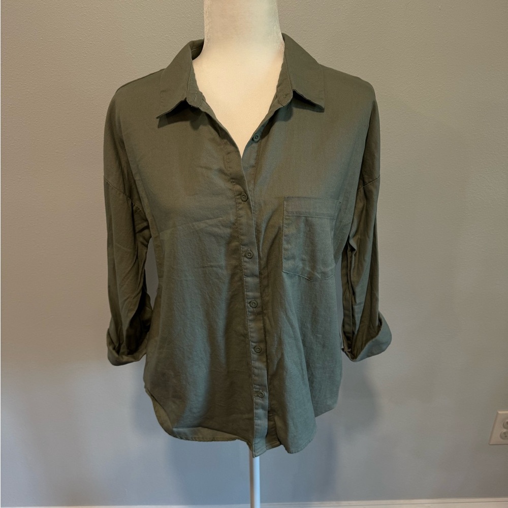 Casual top with rolled sleeves